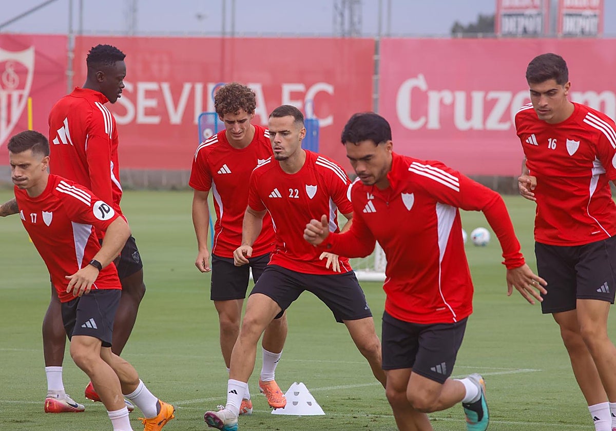 Los jugadores del Sevilla, ejercitándose este viernes en la ciudad deportiva Ramón Cisneros