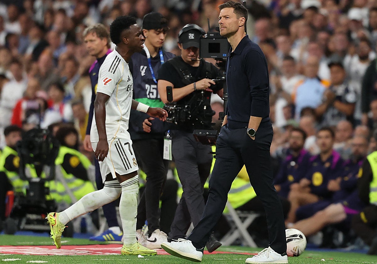 Vinicius se cruza con Xabi Alonso tras su cambio en el clásico