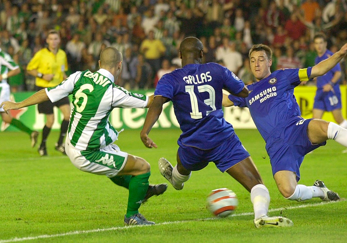 Dani remata ante Gallas y Terry para anotar el gol del Betis