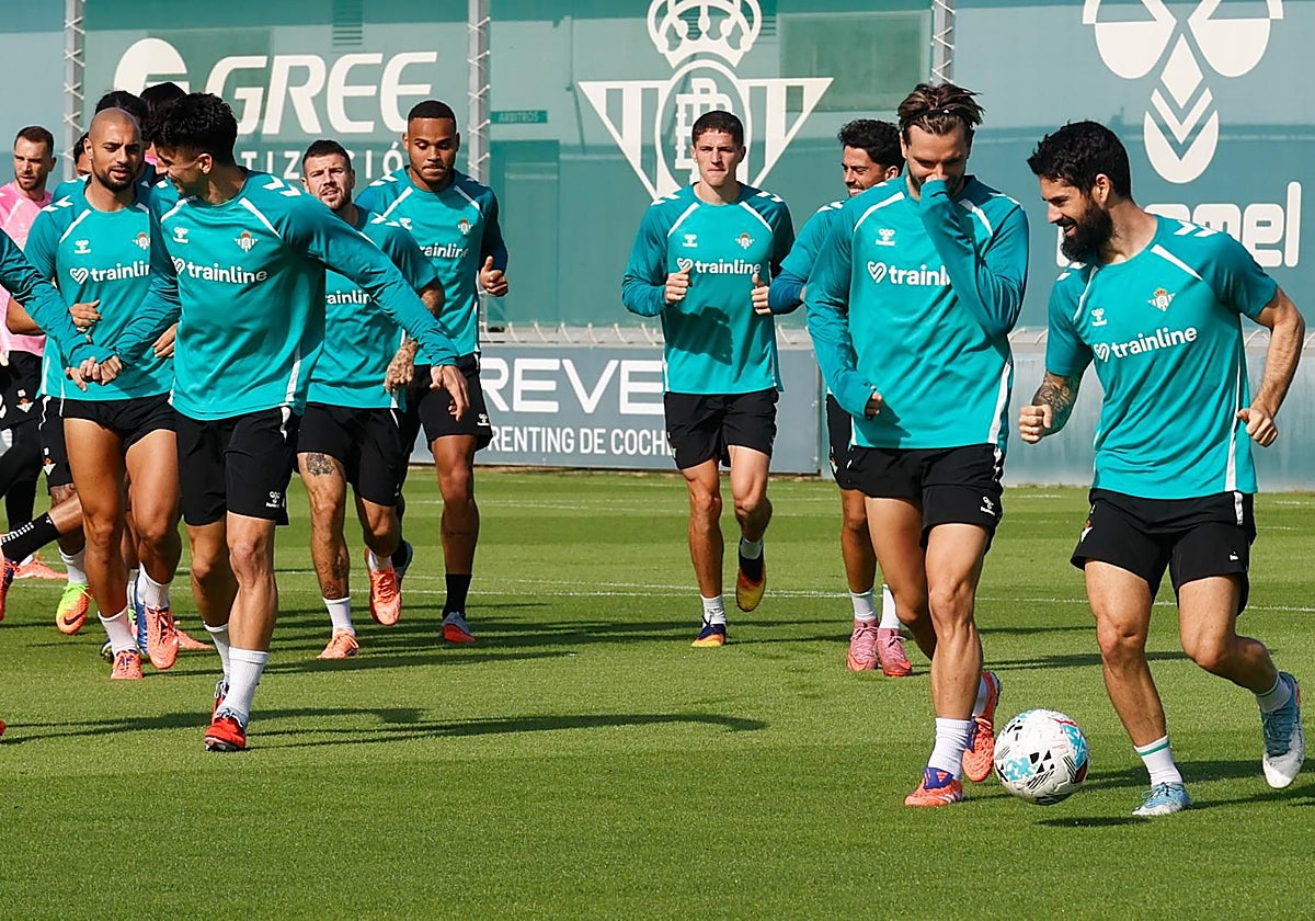 Isco, junto a sus compañeros, en el inicio del entrenamiento de este sábado