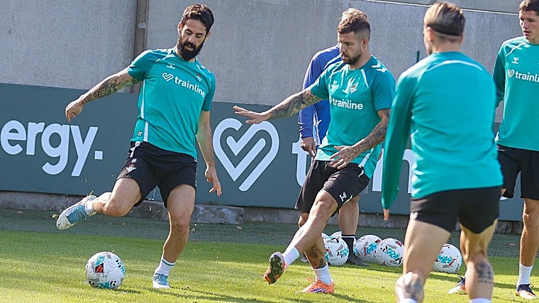 Isco golpea el balón durante un rondo en el entrenamiento de este sábado