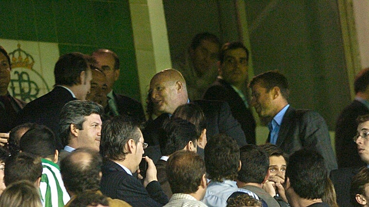 Lopera saluda a Peter Kenyon con Roman Abramovich justo detrás