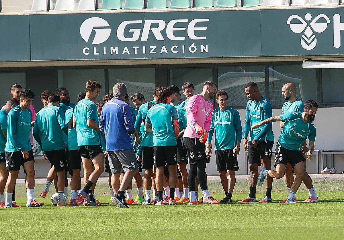Pellegrini, junto a los futbolistas, en el inicio del entrenamiento de este sábado