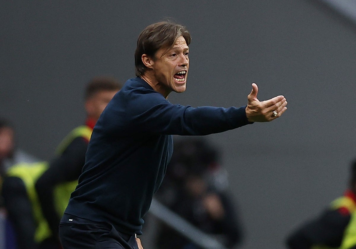 Matías Almeyda da instrucciones durante el partido ante el Atlético de Madrid