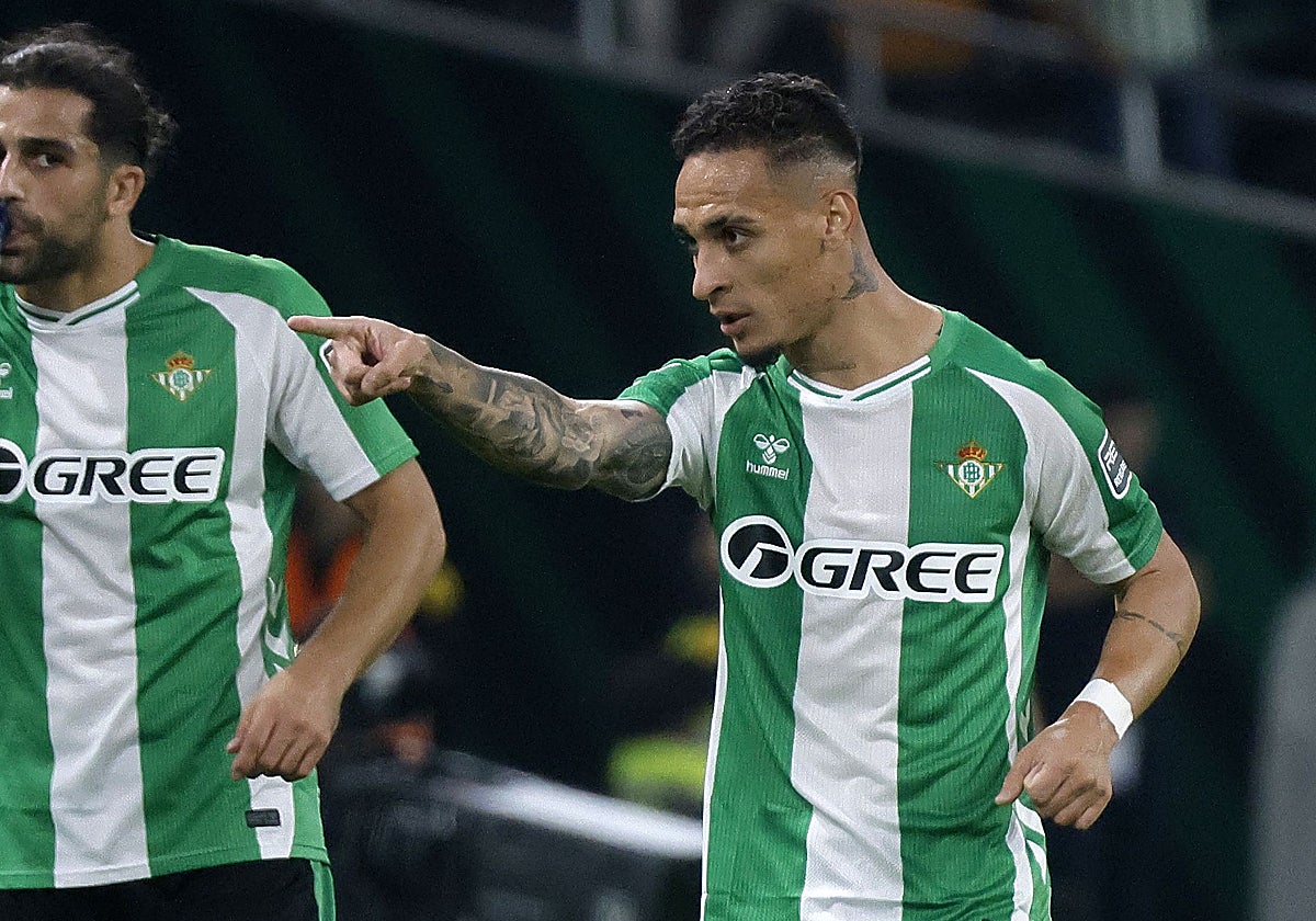 Antony celebra uno de sus goles