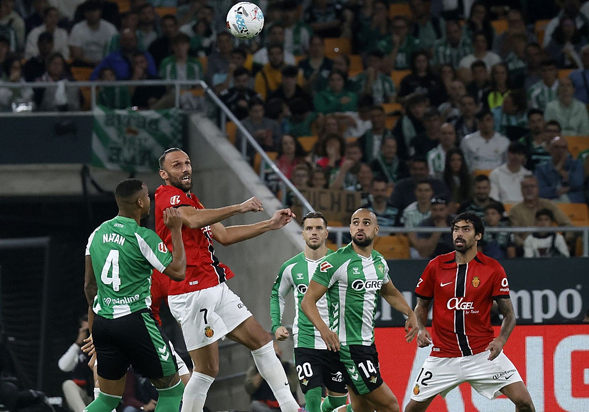 Muriqi y Natan pelean un balón aéreo en el Betis - Mallorca
