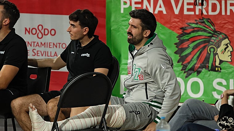 Franch, que esta semana se operó de la rodilla izquierda, no se quiso perder el partido de sus compañeros