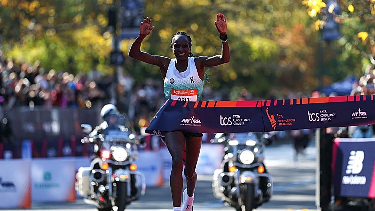 Hellen Obiri cruza la meta del maratón de Nueva York