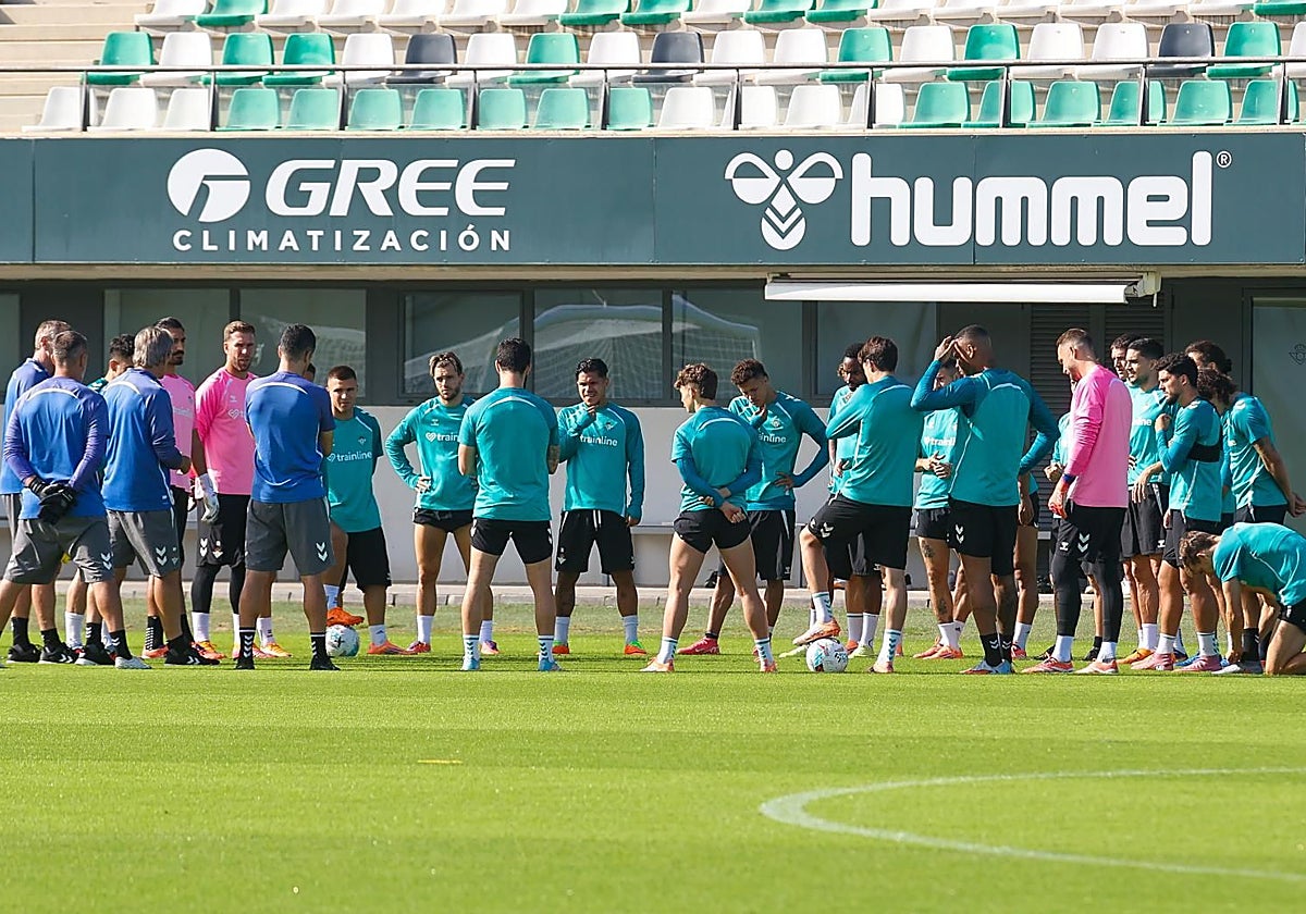Los jugadores del Betis escuchan a Pellegrini en la charla previa al entrenamiento de ayer, previo al partido ante el Mallorca