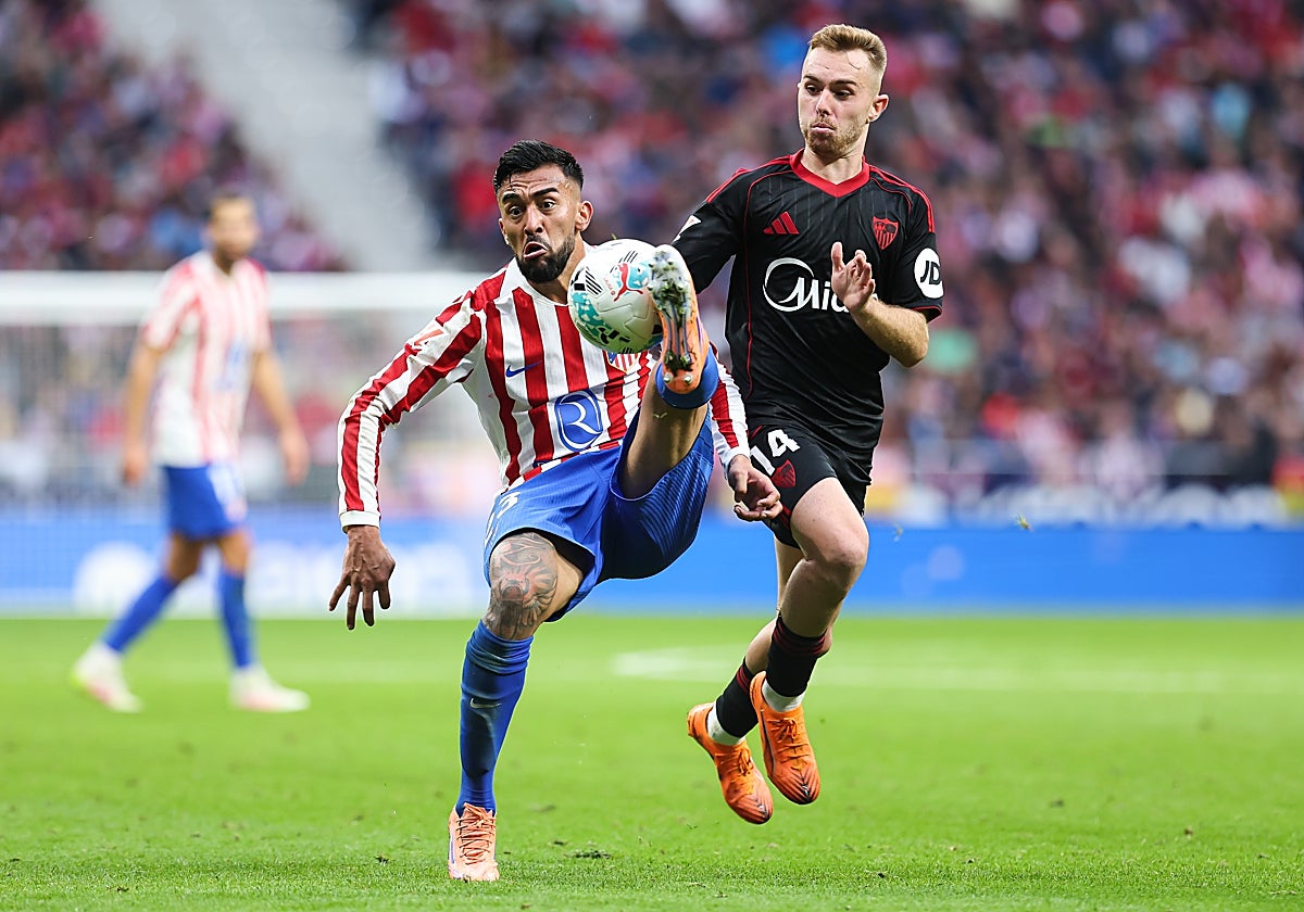 Nico González golpea el balón ante la presión de Peque