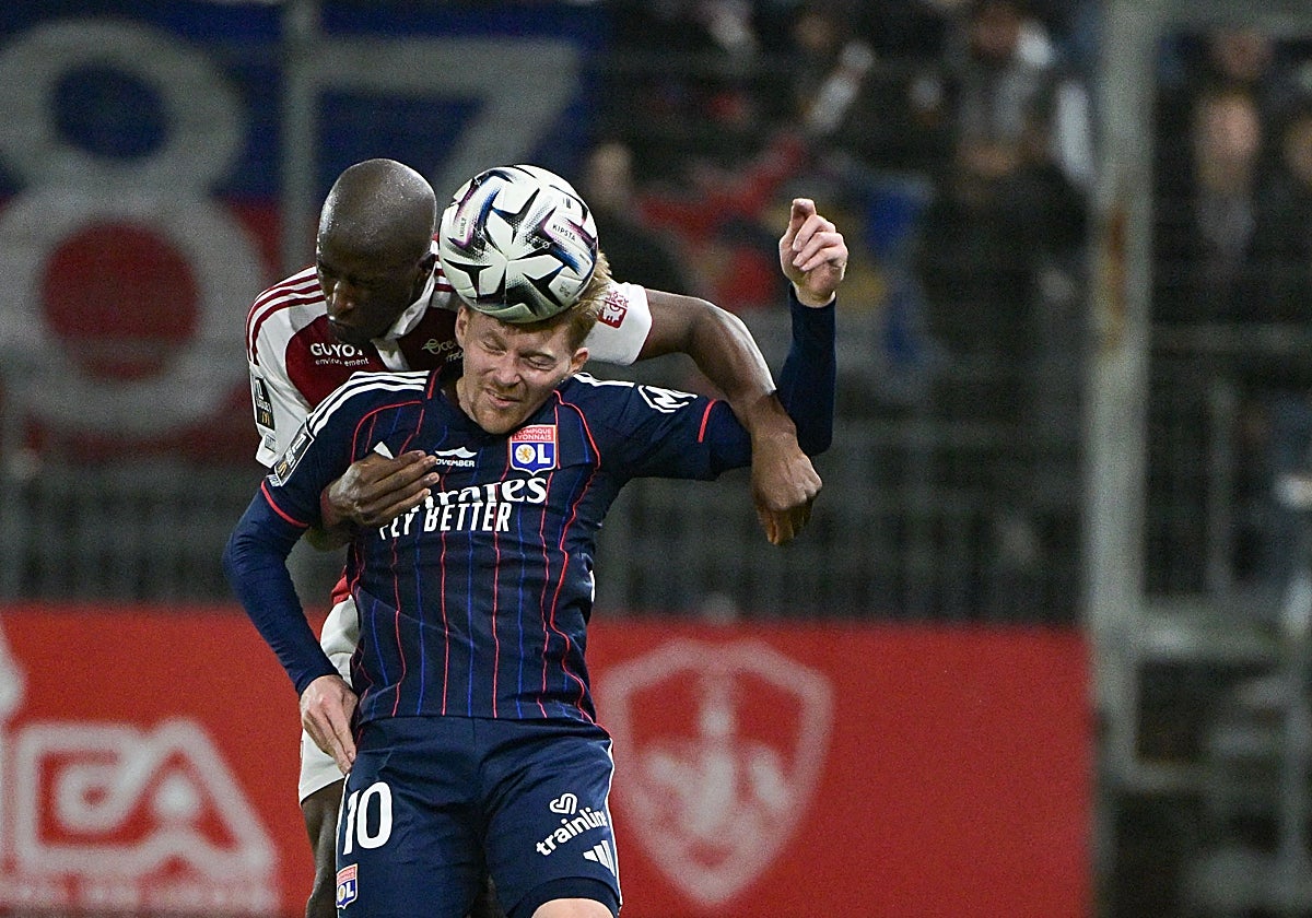 Suic pelea por un balón aéreo con Coulibaly