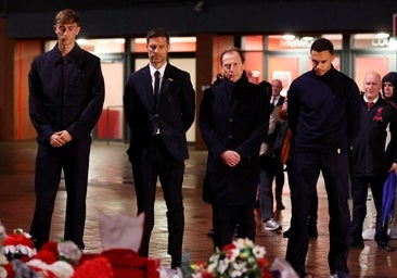 Dos ramos, un minuto de silencio y un emotivo mensaje de Alexander-Arnold: «Diogo, te echo de menos cada día»