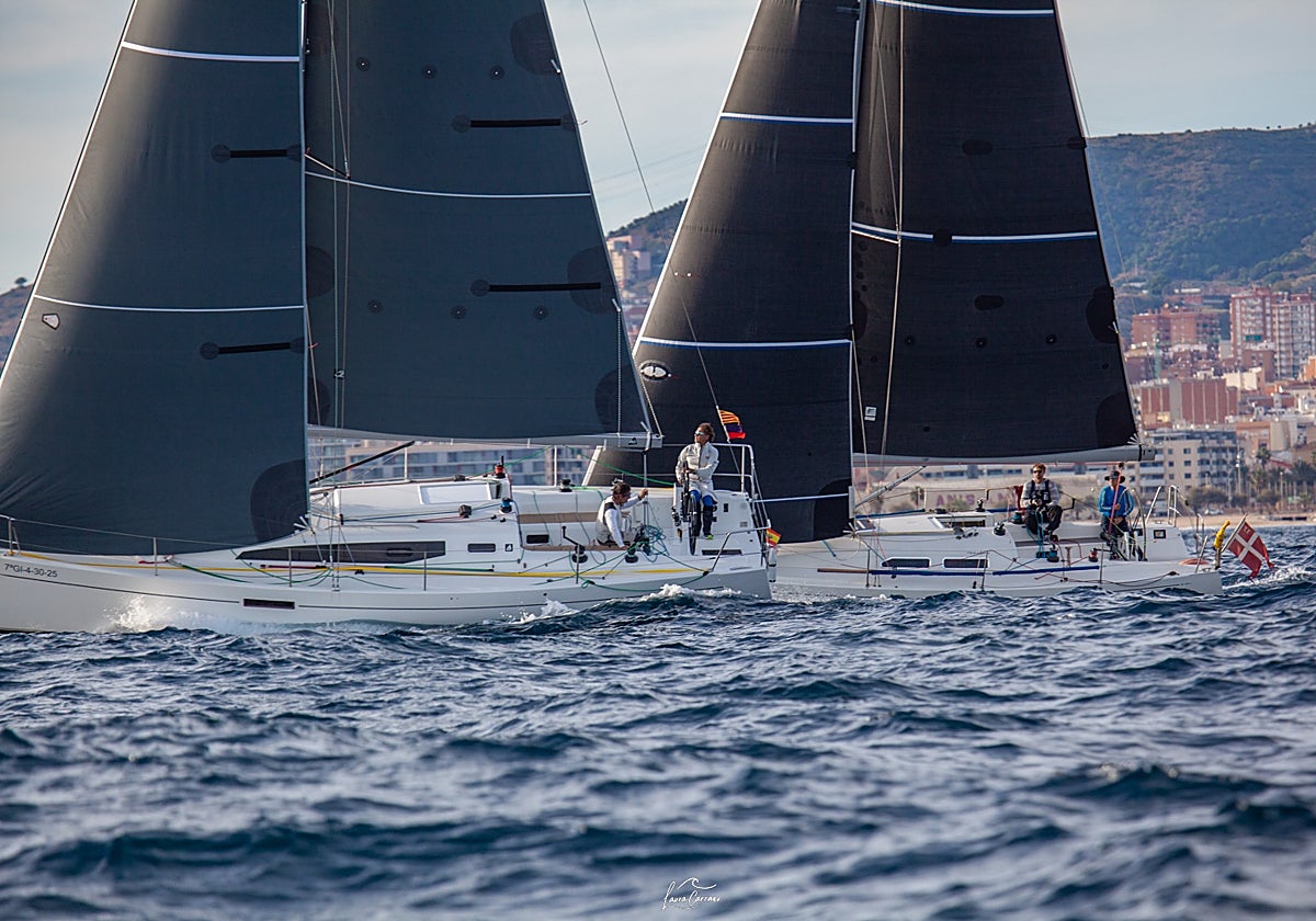 El Jau!, en primer término, en una de las pruebas en aguas badalonenses