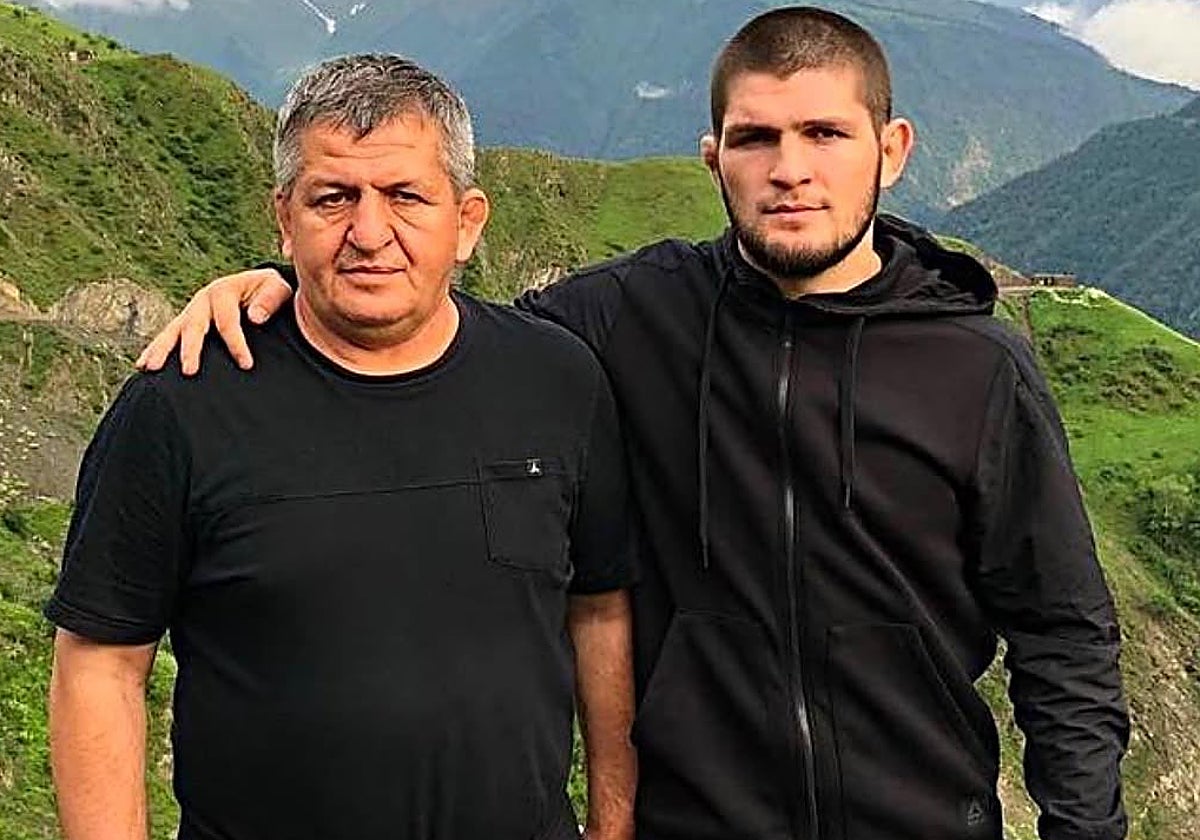 Abdulmanap Nurmagomedov, junto a Khabib Nurmagomedov, en una imagen de archivo