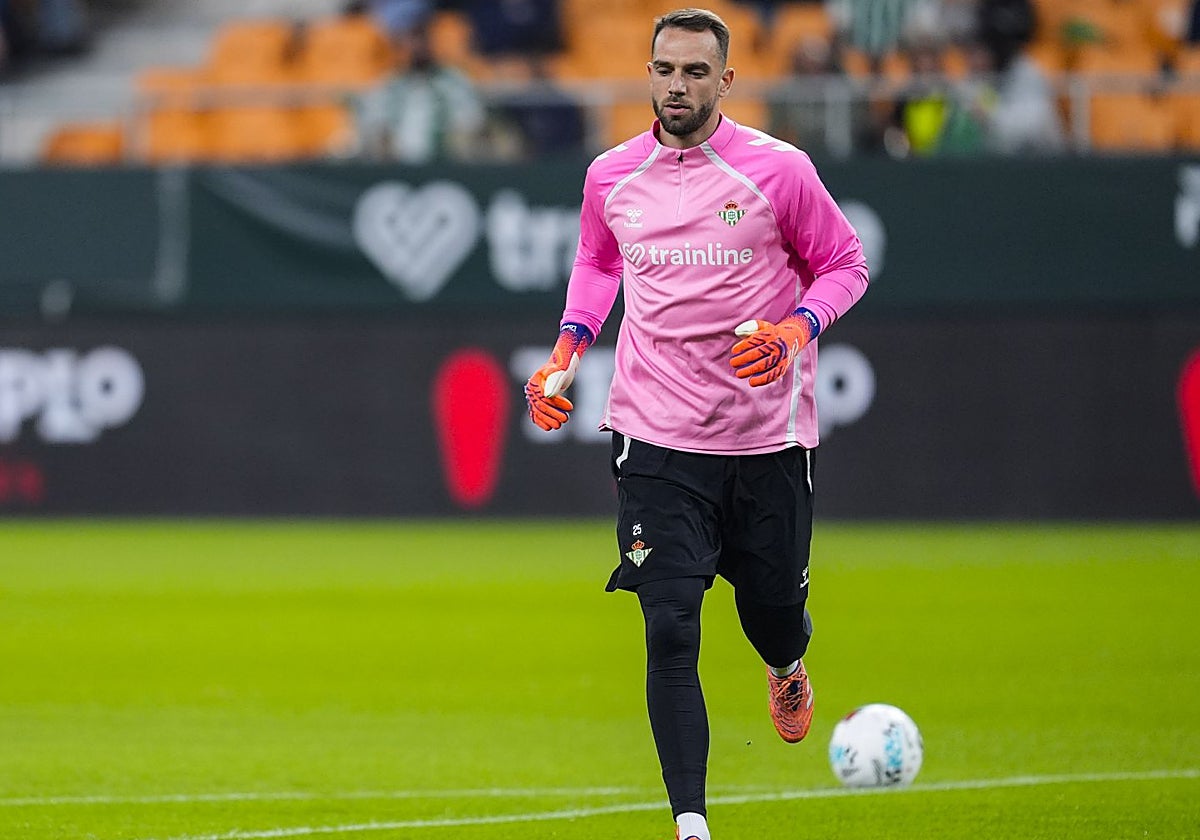 Pau López, en el calentamiento previo al Betis - Mallorca