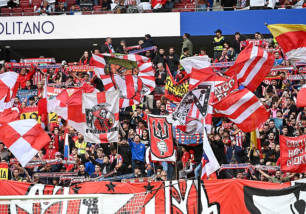 Ultras colchoneros, alzando banderas y bufandas durante el pasado Atlético de Madrid - Sevilla de LaLiga