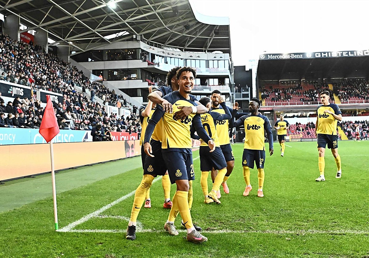 Los jugadores del Union Saint-Gilloise celebran un gol durante un encuentro de la liga belga