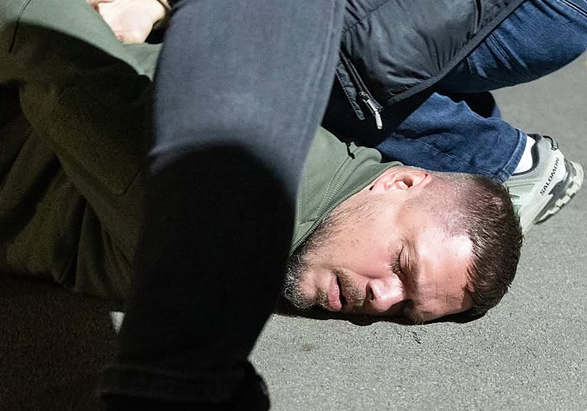 Stimac, tirado en el suelo durante su detención