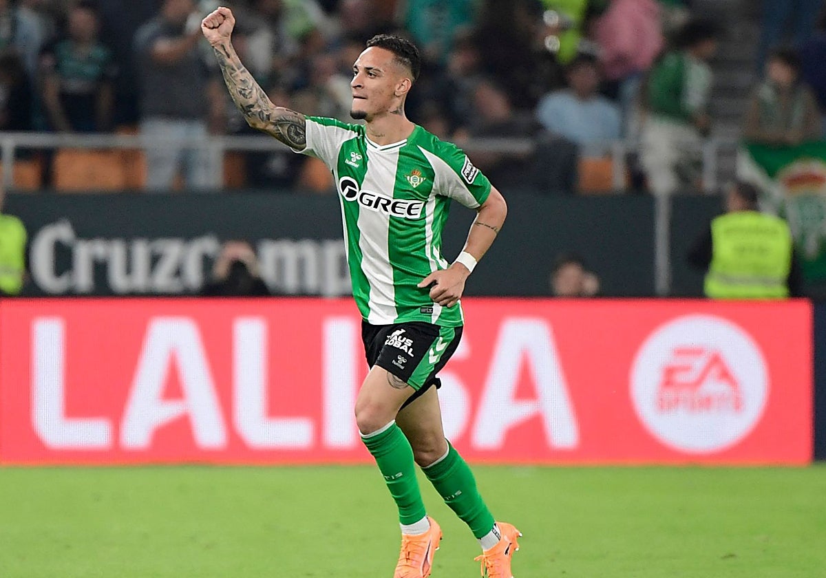 Antony celebra con el puño en alto su doblete goleador frente al Mallorca