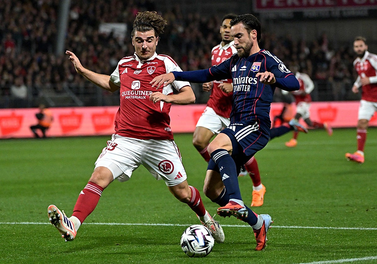 Tagliafico disputando un balón en el Stade Bretois - Olympique de Lyon