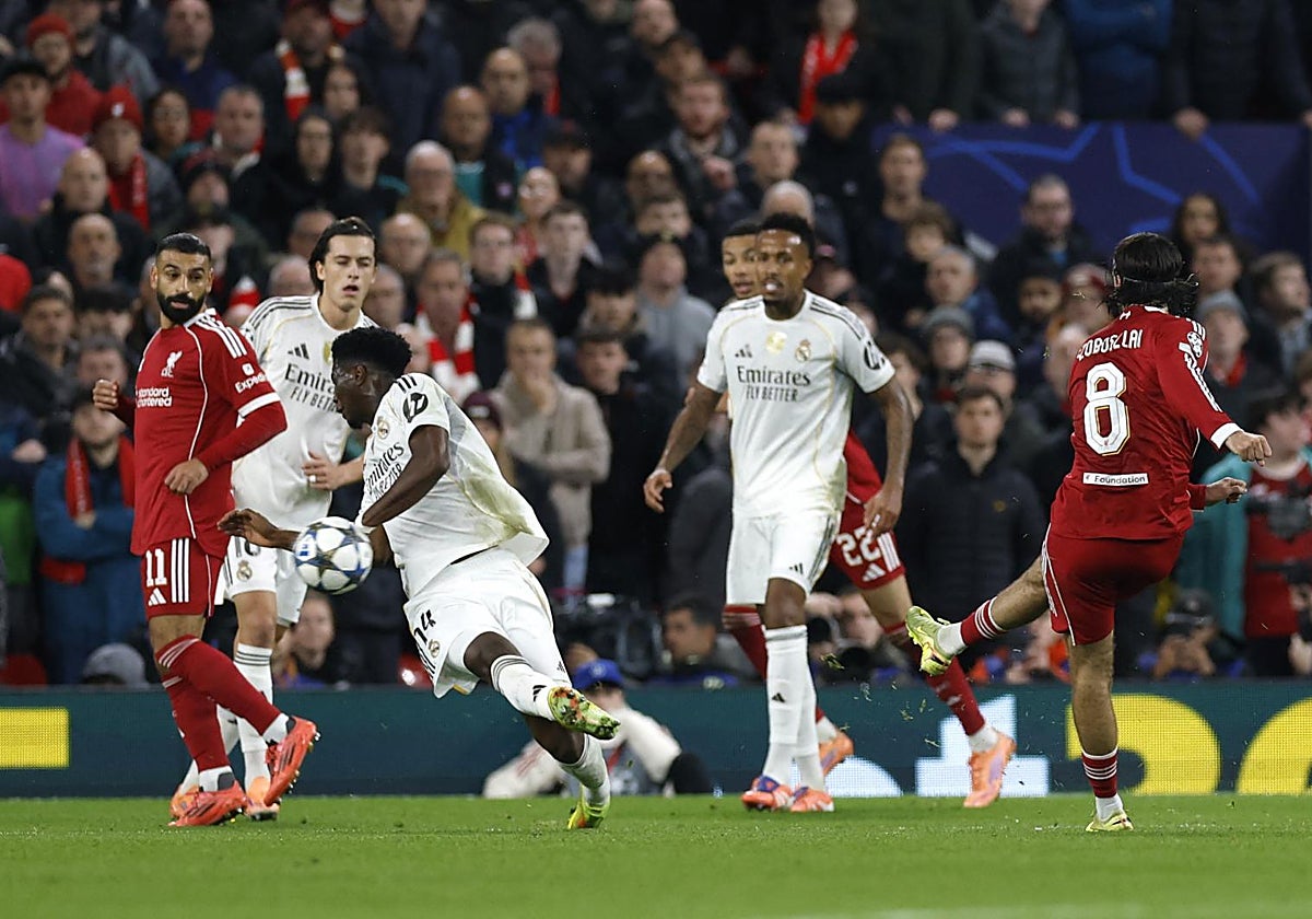 La mano de Tchouameni que Kovacs sancionó cuando creía que era fuera del área y legitimó cuando vio en el VAR que era dentro