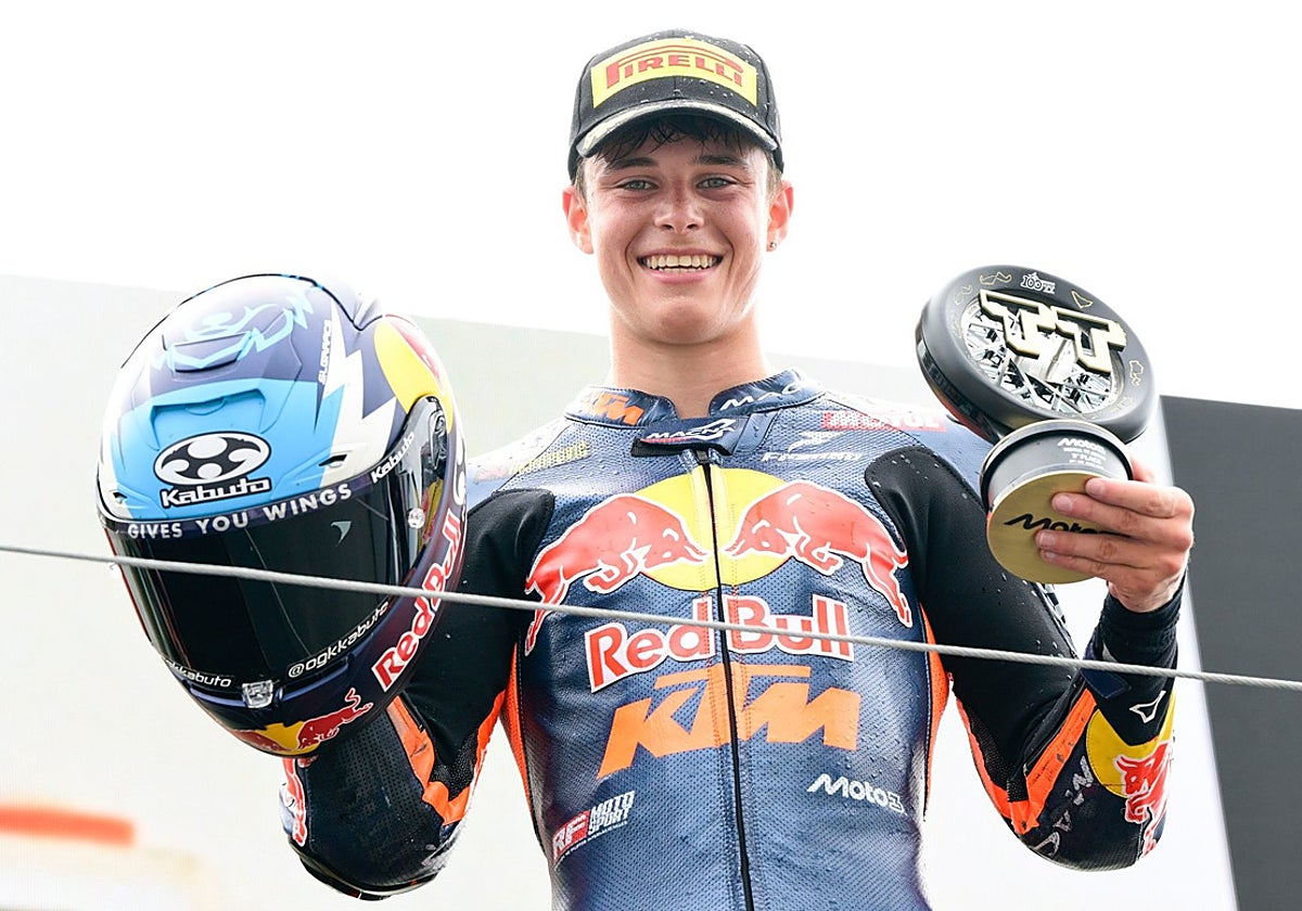 Valentín Perrone sonríe en el podio de Assen