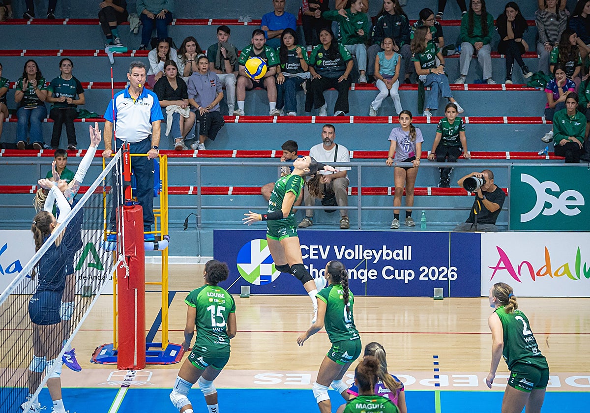 Un lance del partido de ida de la eliminatoria entre el Fundación Cajasol Andalucía y el Slovan Bratislava