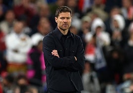 Xabi Alonso reproduce los errores por los que se echó a Ancelotti: planteamiento defensivo, jugadores fuera de posición y cambios tardíos
