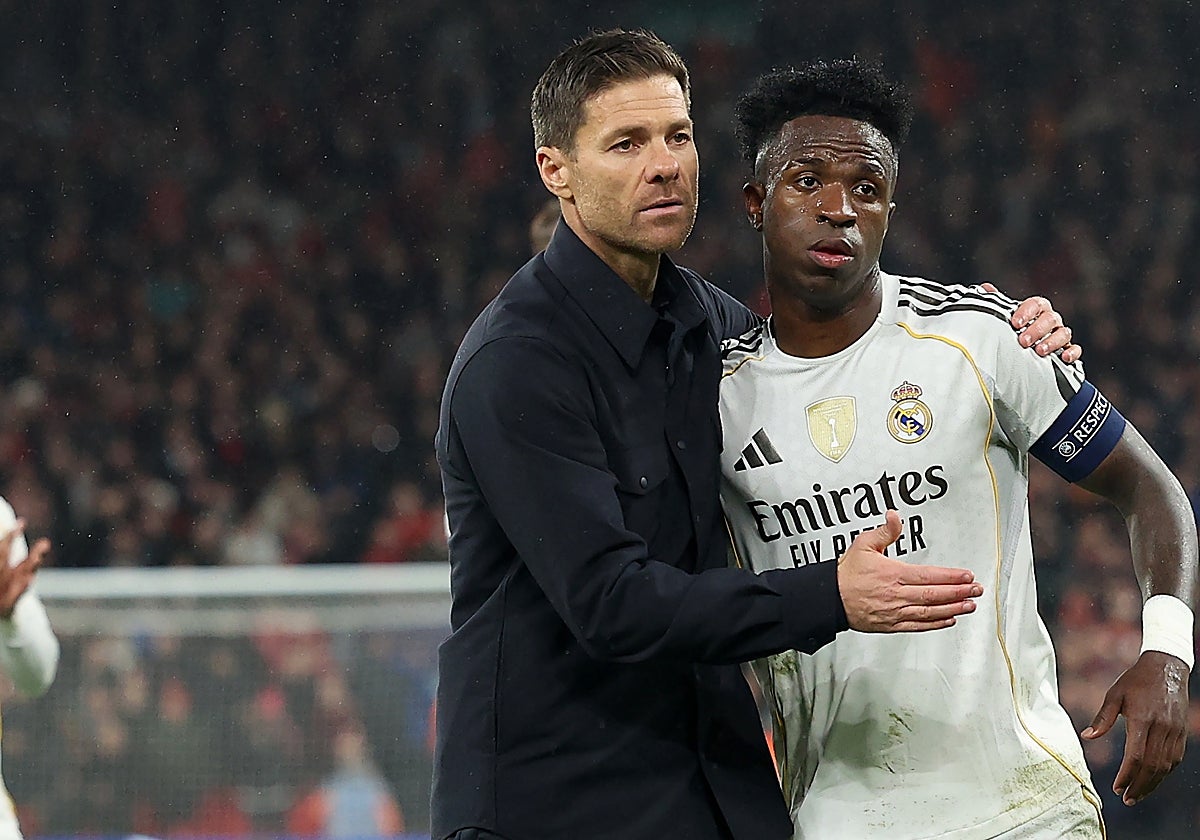 Xabi y Vinicius se abrazan al final del partido