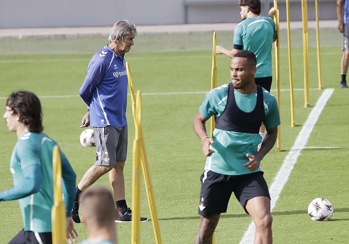Bellerín y Natan se entrenan ante Pellegrini durante la sesión del Betis