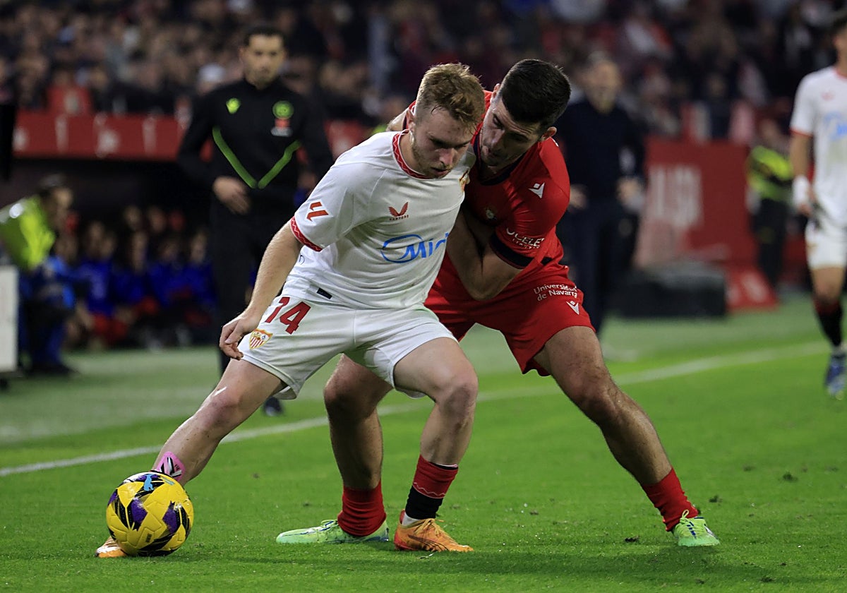 Peque protege el balon en el Sevilla - Osasuna de la temporada 2024-25