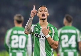 El golazo de Antony tras el pase largo de Marc Roca en el Betis - Olympique Lyon