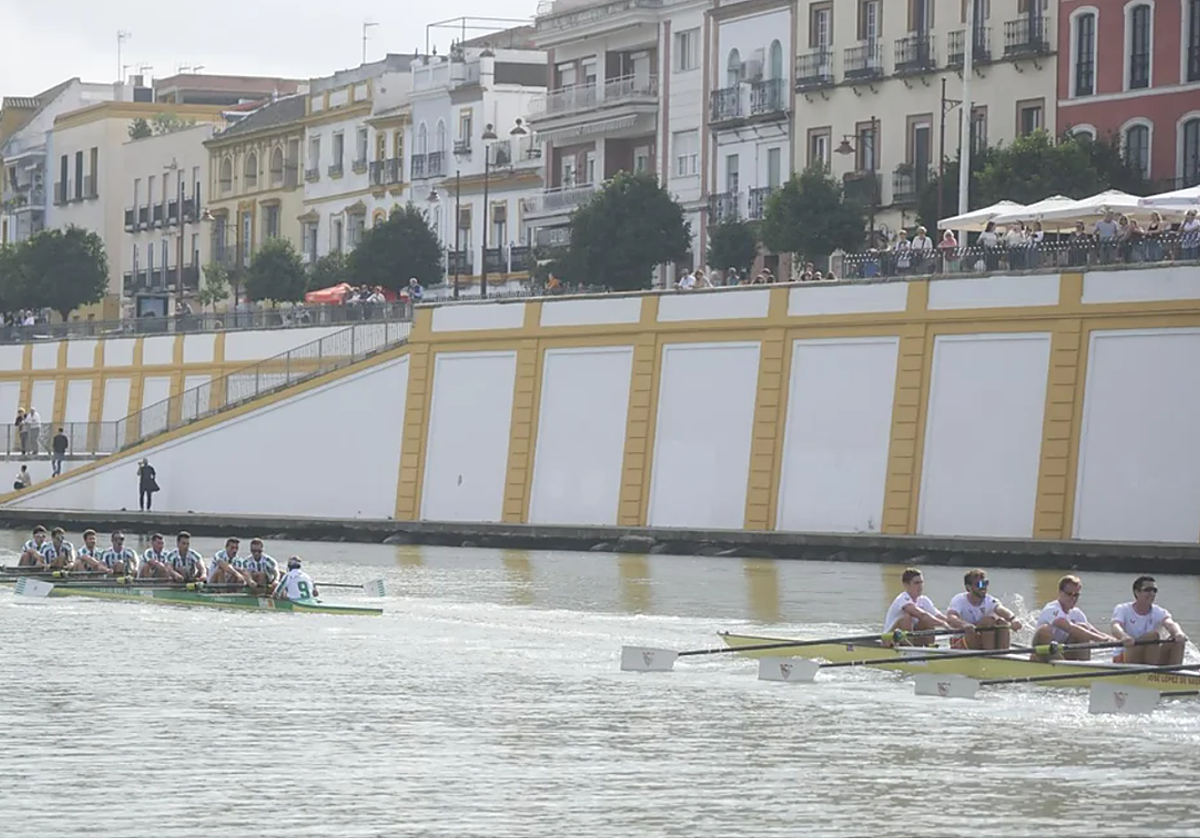 Embarcaciones de los dos equipos absolutos masculinos durante la 59ª edición de la Regata Sevilla-Betis
