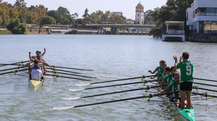 Tomás Jurado, timonel verdiblanco, felicita al barco sevillista por la victoria