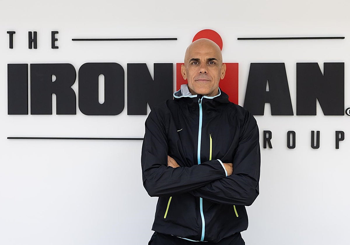 Reyes Estévez posa para ABC junto al cartel del Ironman