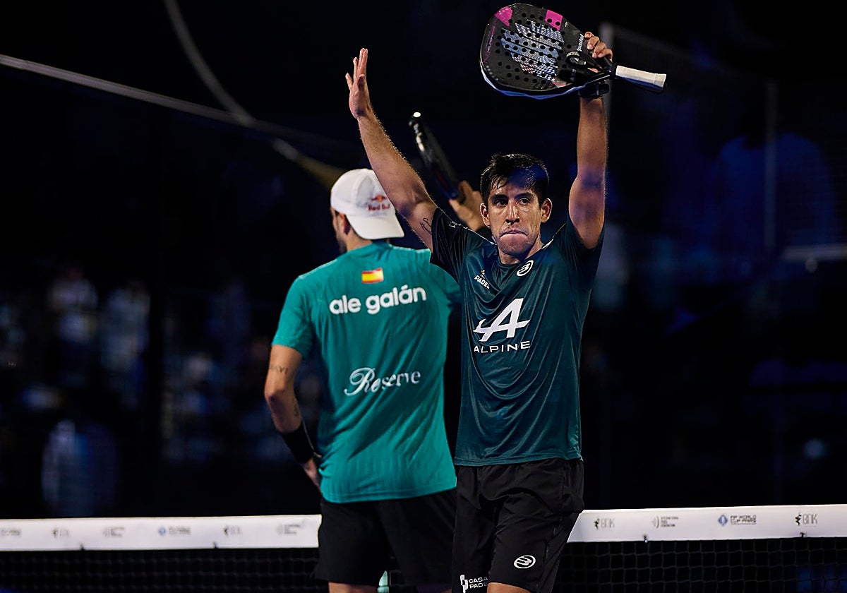Fede Chingotto, con los brazos en alto, y Alejandro Galán de fondo al finalizar su partido de semifinales