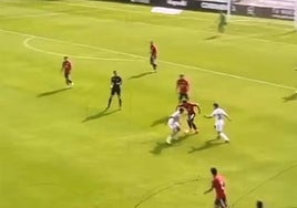 Una durísima entrada provoca una espectacular tangana en el Mérida-Castilla