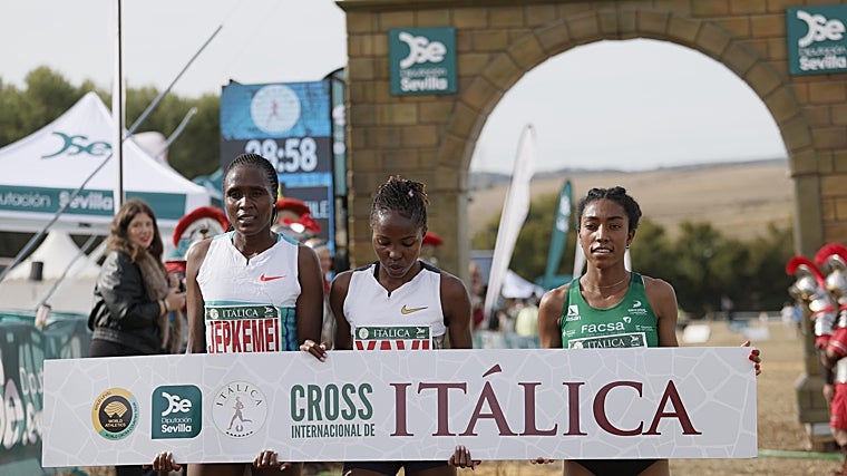 Podio de la carrera femenina, con Yavi, ganadora, Jepkemei (segunda) y Amebaw (tercera)