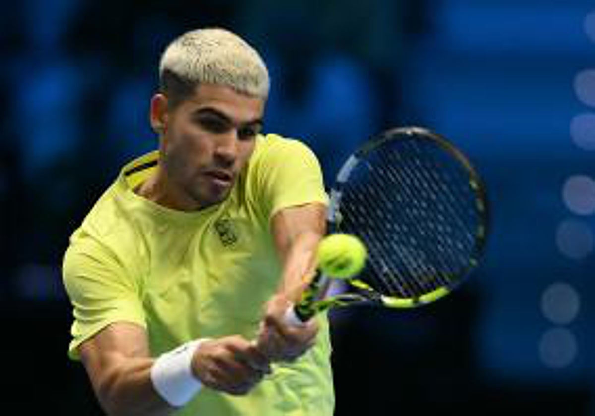 Carlos Alcaraz ejecuta un revés durante su estreno en la Copa de Maestros