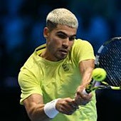 Alcaraz se blinda por la izquierda y despliega un revés más afilado