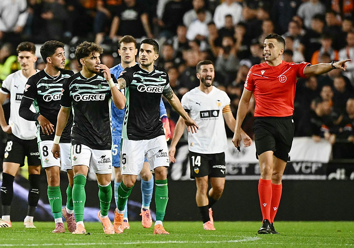 Abde, junto a Bartra y Fornals antes de ser sustituido