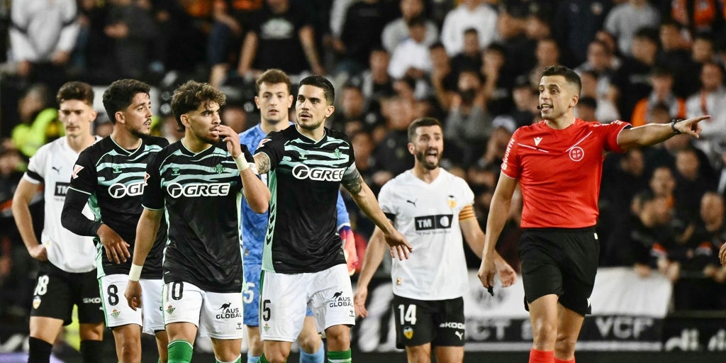 Duelo de alta tensión en Mestalla: Los piques entre Abde, Tárrega, Chimy y Hugo Duro