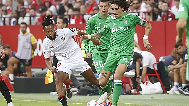 Bellerin gives a pass to Ijoki during the recent derby at Sanchez Pizjuan