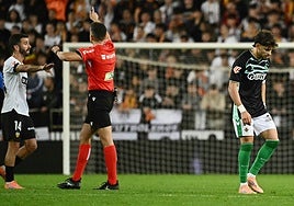 LaLiga omitió en la denuncia del Valencia - Betis los cánticos contra Abde