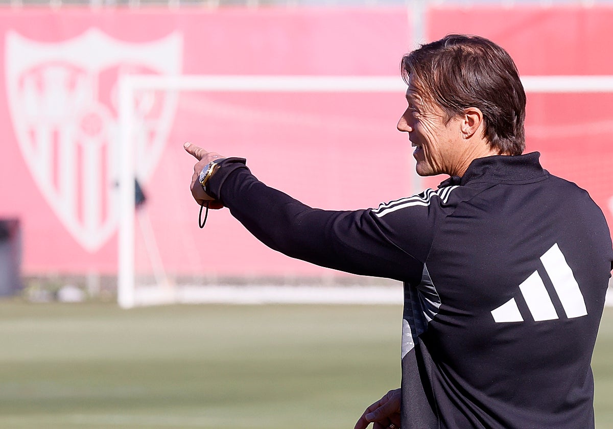 Almeyda tiene 14 bajas y tira de la cantera para completar el entrenamiento del Sevilla