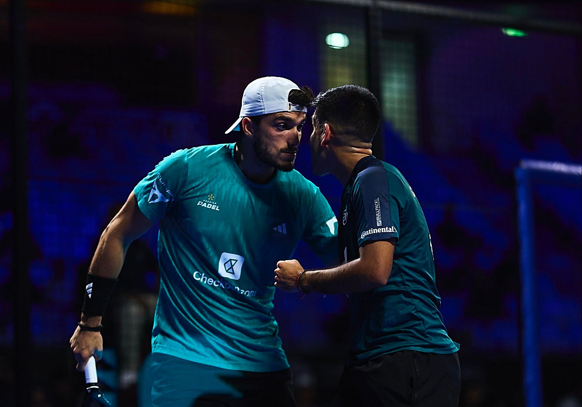 Alejandro Galán y Federico Chingotto durante su debut en el P1 de Dubai