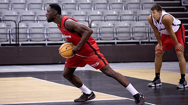 Tunde, en un entrenamiento del Covirán Granada