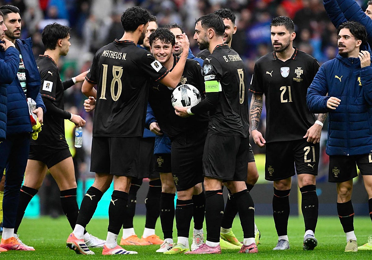 Los jugadores portugueses celebran su clasificación para el Mundial tras golear a Armenia