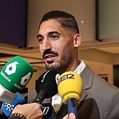 Álvaro Valles atiende a los medios de comunicación en la presentación del documental 'En Silencio'