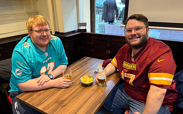 Imagen principal - Aficionados por las calles de Madrid